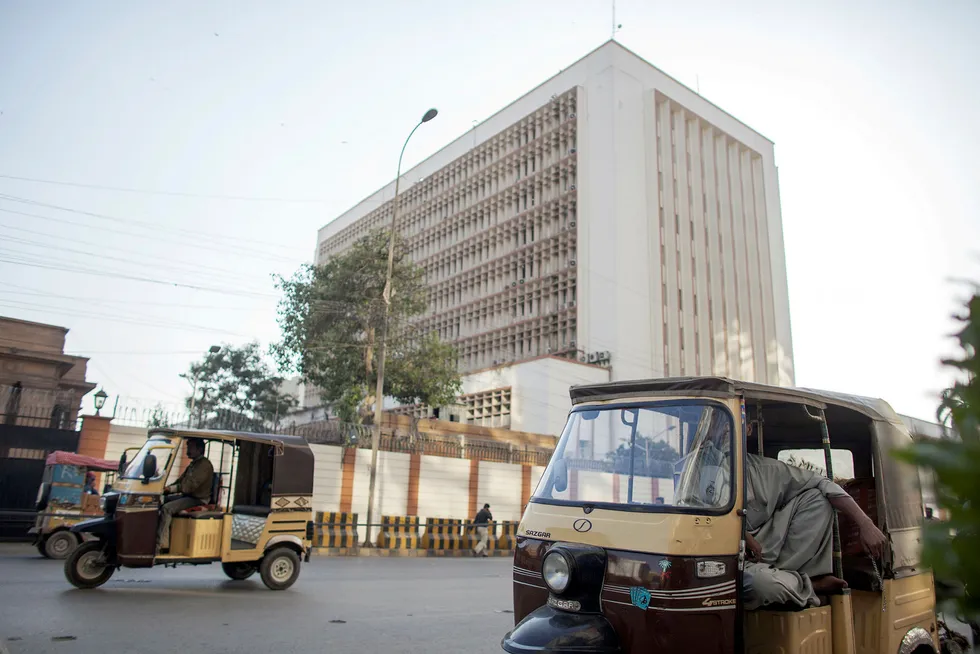 Sentralbanken i Pakistan har sendt et eget team for å granske svindelen i Telenor Microfinance Bank.