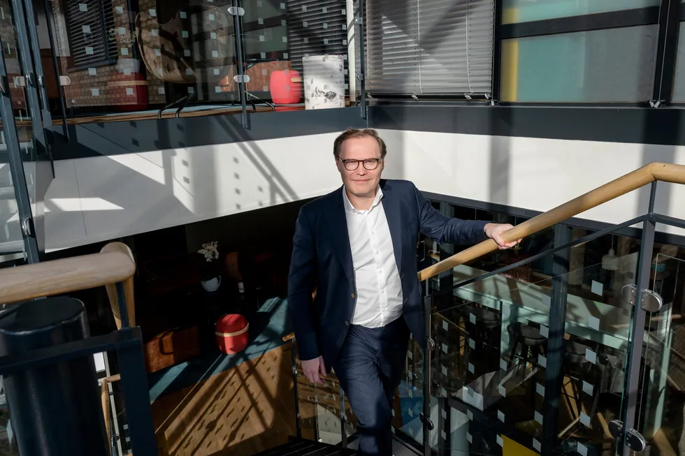 Jens Middborg er toppsjef i konsulentgiganten Capgemini – og har jobbet mye av det siste året fra hjemmekontor i Stavanger. Tilbake på hovedkontoret på Skøyen i Oslo forteller han om koronaåret – da selskapet permitterte 65 ansatte.