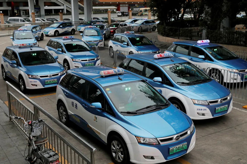 Nye elektriske taxier står på rekke og rad i den kinesiske storbyen Shenzhen. Av byens 21.689 taxier skal nå 99 være elektriske.