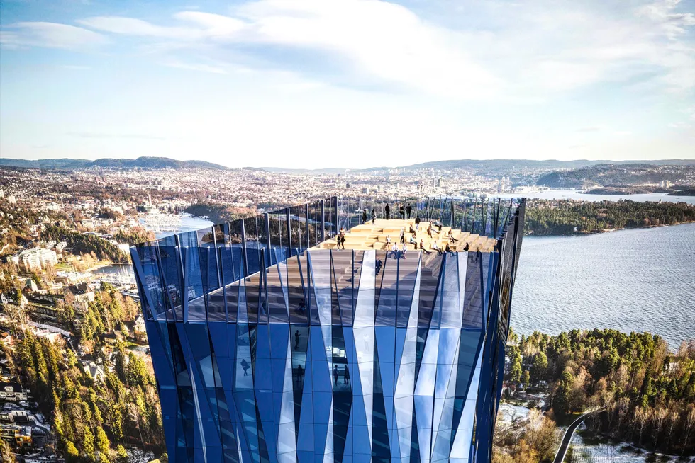 Røkkes planer om Norges første skyskraper «Det store blå» på Fornebu ble lagt på is etter å ha blitt møtt med massiv motstand.
