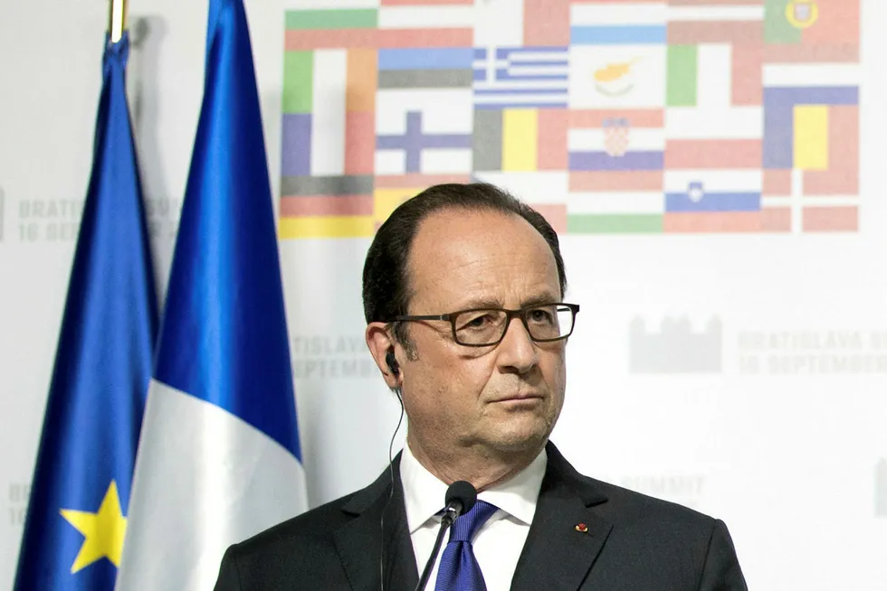 Francois Hollande, France's president, left, listens as Angela Merkel, Germany's chancellor, speaks during a news conference following a meeting of European Union (EU) leaders at Bratislava castle in Bratislava, Slovakia, on Friday, Sept. 16, 2016. Merkel vowed to do everything she can to hold the European Union together in the face of a populist backlash, saying the blocs survival is becoming a question of war and peace. Photographer: Jasper Juinen/Bloomberg Foto: Jasper Juinen