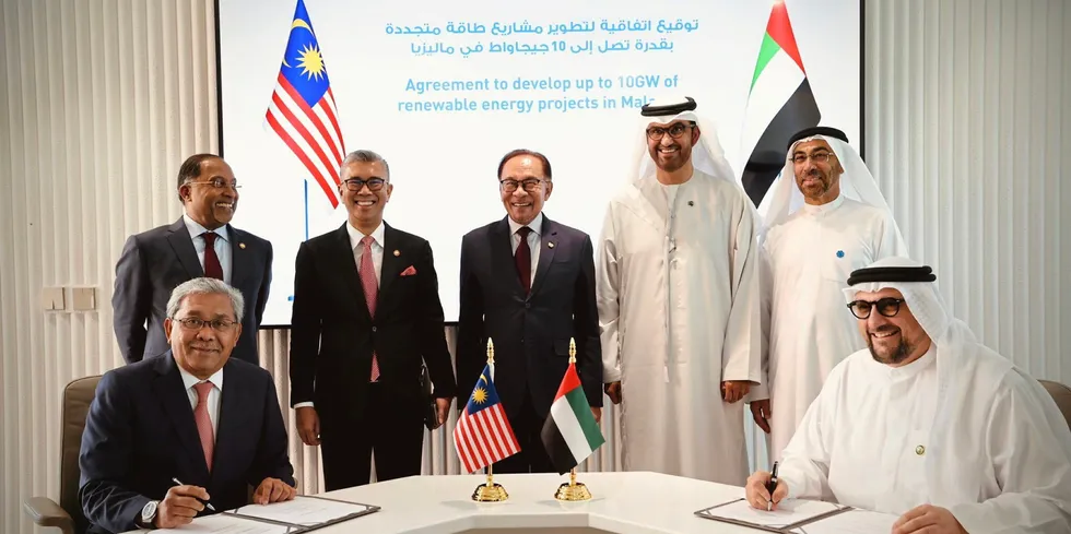 Signing of the MoU between Masdar and Malaysian officials.