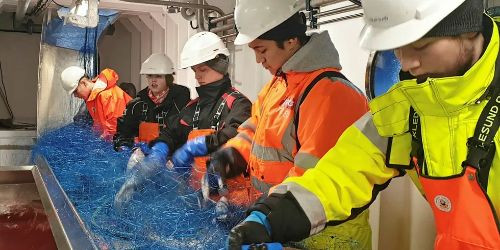 UNGE, LOVENDE: Martin Barkhald, Ida Elvebakk, Mikael Jensen, Theo Mack Holst og Kasper Hansen har rikelig å henge fingrene i når nærmere 400 kilo fisk hales om bord i den nye skolebåten «Oscar Sund».