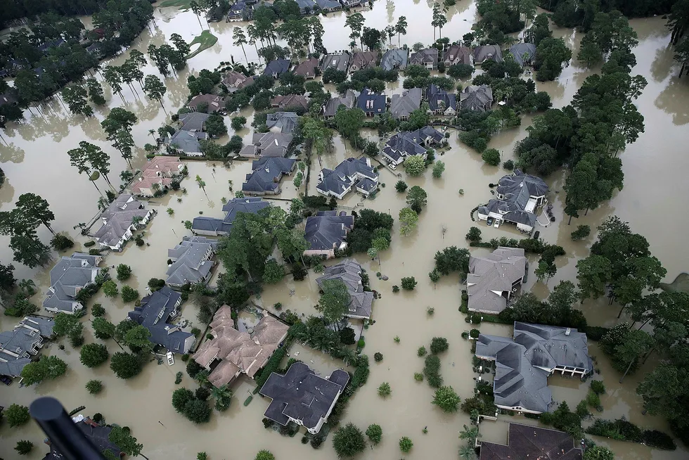 Det har vært ekstremflom i områdene rundt storbyen Houston på grunn av store nedbørsmengder fra ekstremværet Harvey. Bildet viser oversvømte boliger nær Lake Houston. Foto: Win McNamee/AFP/NTB Scanpix