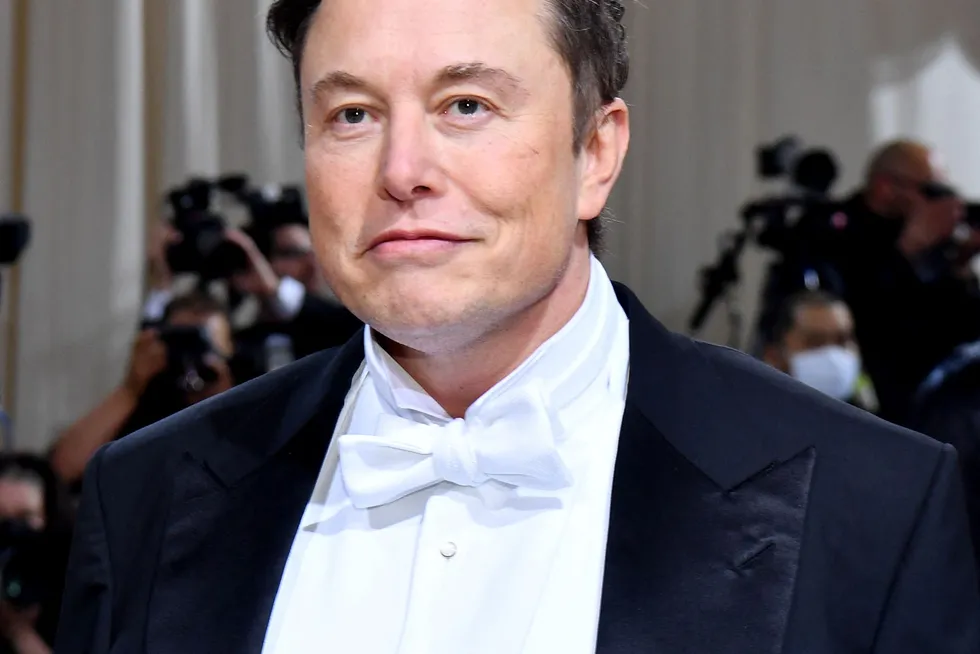 Verdens rikeste person, Elon Musk, avbildet på vei inn til 2022 Met Gala på The Metropolitan Museum of Art i New York. Musk mener det er bra med en resesjon.