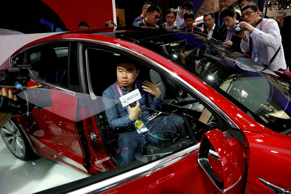 Tesla er i ferd med å bygge en stor fabrikk i Kina for asiatiske markeder. Selskapets biler blir neppe å se i Singapore. Her fra bilutstillingen Auto China i Beijing.