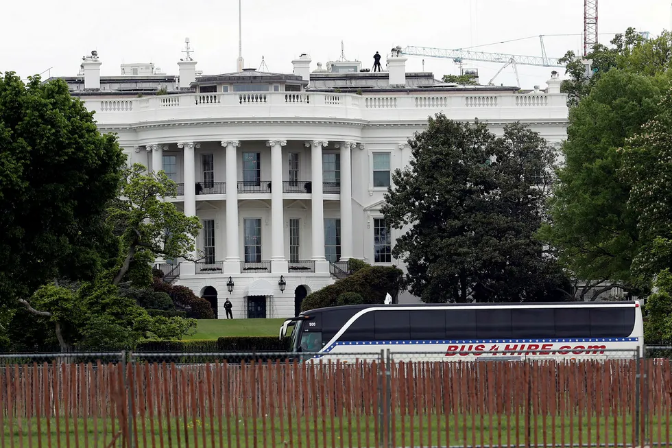 USA vil presse Nord-Korea til å forhandle. På bildet busses senatorer til Det hvite hus onsdag for å få en orientering om Nord-Korea. Foto: Manuel Balce Ceneta/AP photo/NTB scanpix
