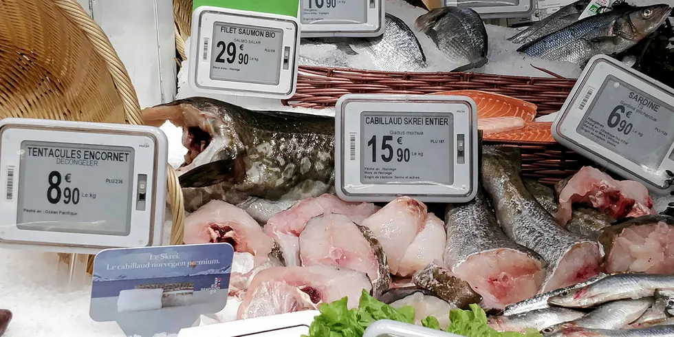 SKREI: På plass i franske fiskedisker nå, norsk skrei til 160 kroner kiloet som hel torsk. Dette bildet er fra et kjøpesenter i Angers, nordvest i Frankrike.