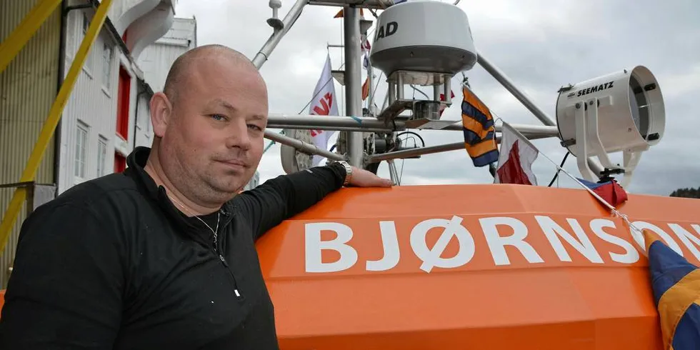 NY BÅT: Bjørn-Kåre Kristiansen fra Brønnøysund fikk fredag den nybygde Malosjarken «Bjørnsund» fra Jemar Norpower i Kristiansund.Foto: Einar Lindbæk