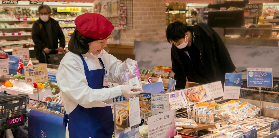 HELSE: Stort helsefokus gjør at norsk makrell befester sin posisjon hos de japanske forbrukerne. Her promoteres norsk makrell i en japansk dagligvarebutikk.