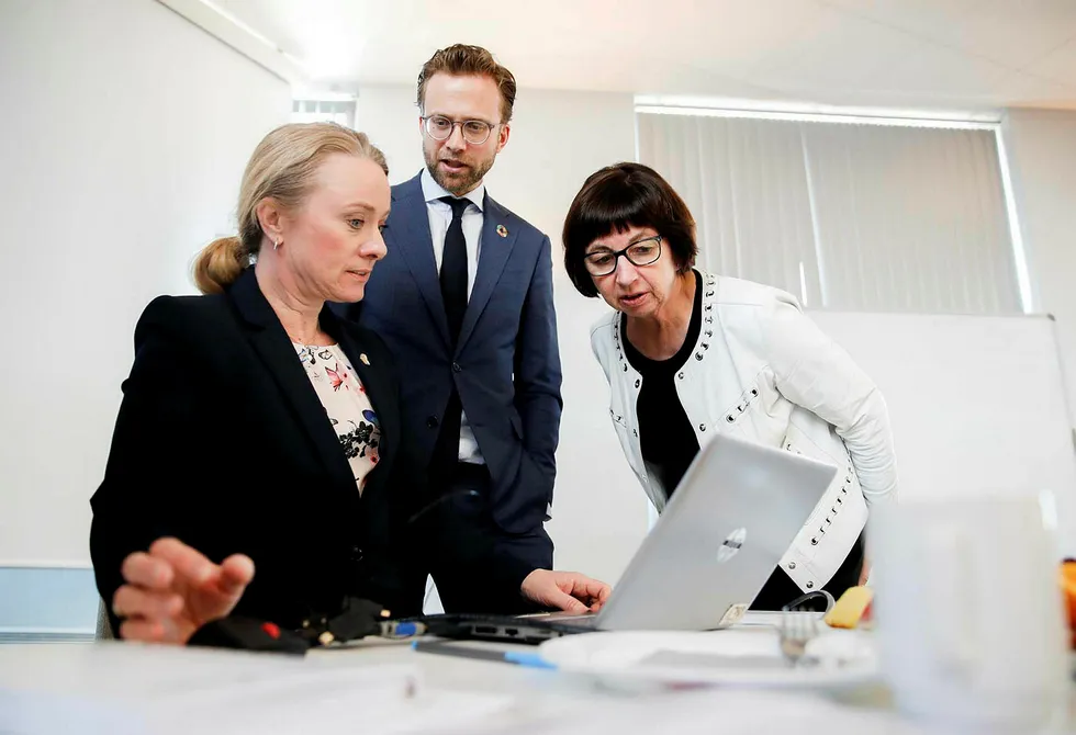 Digitaliseringsminister Nikolai Astrup og arbeids- og sosialminister Anniken Hauglie på besøk hos Nav og Sigrun Vågeng.