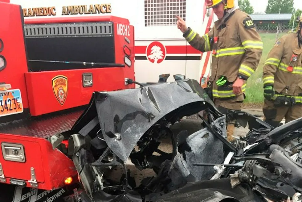Teslaen som braste inn i en brannbil i Utah i USA før helgen ble trolig totalvrak. Foto: South Jordan Police Department via AP/NTB Scanpix