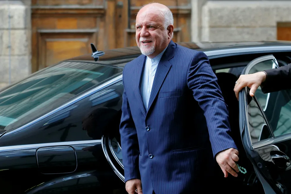 Irans oljeminister Bijan Zanganeh ankommer Opec-møtet i Wien, 2. juni 2016. Foto: NTB Scanpix/Heinz-Peter Bader