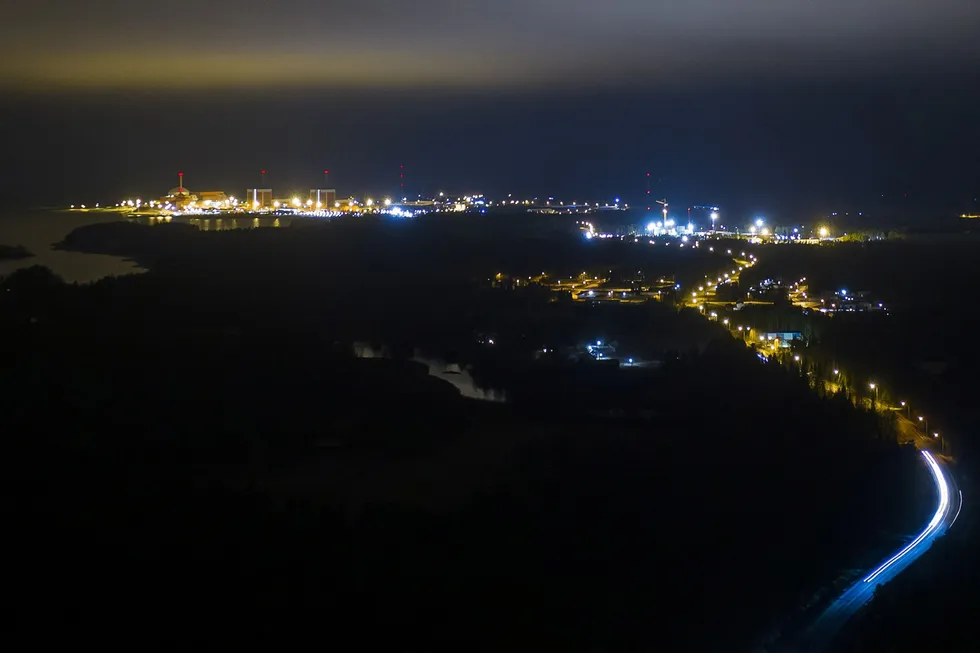 Lørdag har det finske atomkraftverket Olkiluoto startet sin testproduksjon, melder operatøren Teollisuuden Voima (TVO) til Reuters. Dette oversiktsbildet er tatt i desember 2020.