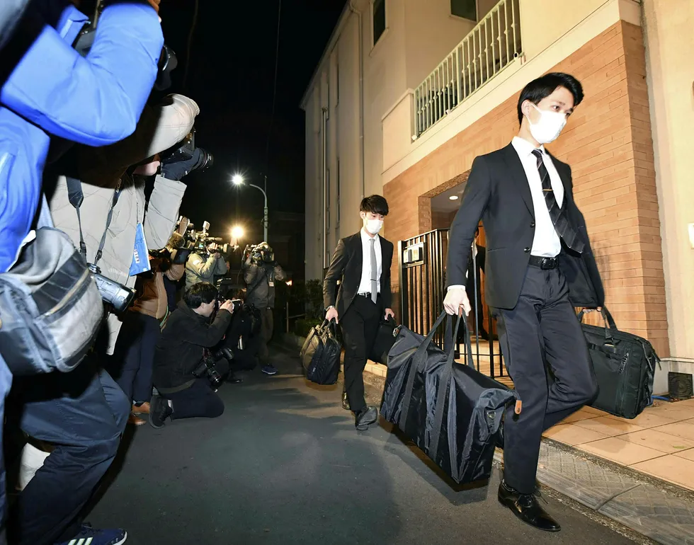 Representanter for påtalemyndigheten i Tokyo bærer ut bevis etter å ha ransaket Carlos Ghosns bolig i den japanske hovedstaden.