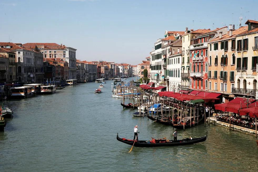 Myndighetene i Venezia har allerede forbudt bading i kanalene, mating av fugler, sykling, og å være toppløs.