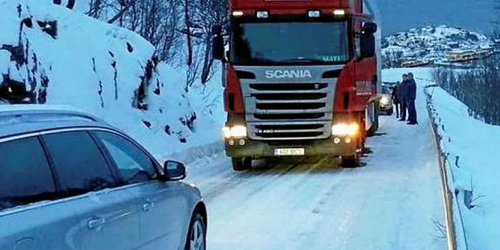 BOMSKUDD: En fisketrailer på vei opp de bratte partiene fra Husøy på Senja må stoppe for møtende trafikk og blir deretter stående fast. Når myndighetene bruker prinsippet om hva som er sammfunnsøkonomisk lønnsomt i fremtidens samferdselsprioriteringer, så blir det helt feil, mener Fiskeribladet.