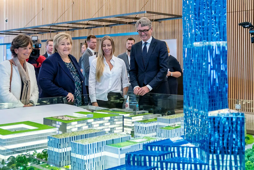 Aker-sjef Øyvind Eriksen fikk drahjelp av statsminister Erna Solberg da skyskraperen «Store blå» ble lansert i fjor høst. Nina Jensen i Rev Ocean og ordfører Lisbeth Hammer Krog i Bærum kommune (til venstre) var også til stede.