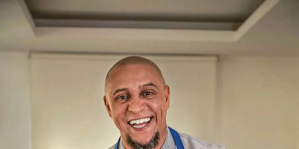 FYRER AV: Klippfiskelsker Roberto Carlos, brasiliansk fotballikon med unikt skuddbein, fyrer opp brasilianerne med norsk klippfisk under VM i fotball.Foto: Norges sjømatråd