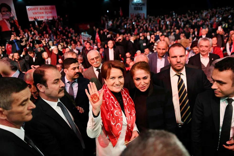 Høyrenasjonalisten Meral Aksener mobiliserer for et nei til mer makt til president Erdogan. Foto: Bulent Kilic/AFP/NTB Scanpix