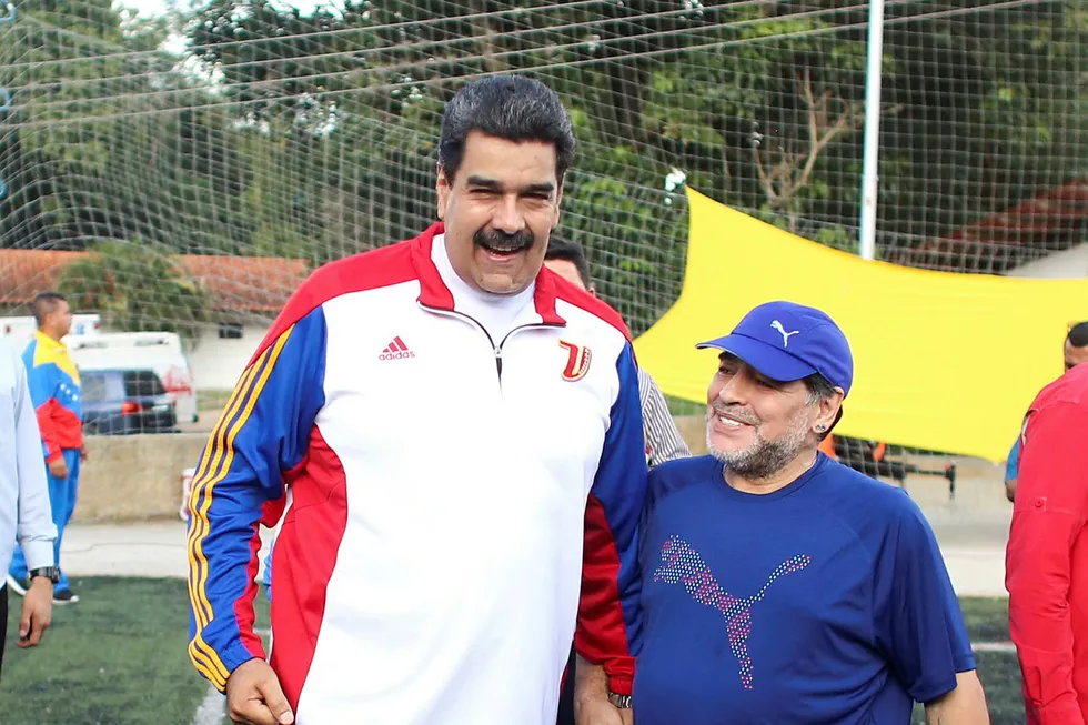 Venezuelas president Nicolás Maduro refser de nye EU-sanksjonene. Den argentinske fotballegenden Diego Maradona (til høyre) besøkte nylig Maduro i hovedstaden Caracas, og ga ham full støtte. Foto: Handout/Reuters/NTB scanpix