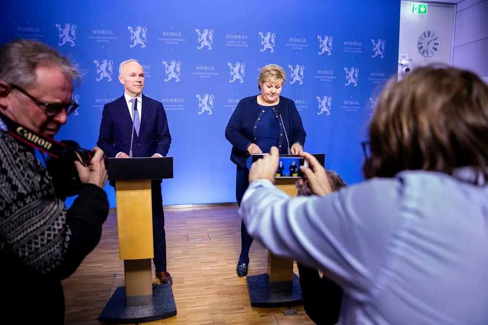 Erna Solberg og Jan Tore Sanner legger fra handlingsplan for krisen, på Statsministerens