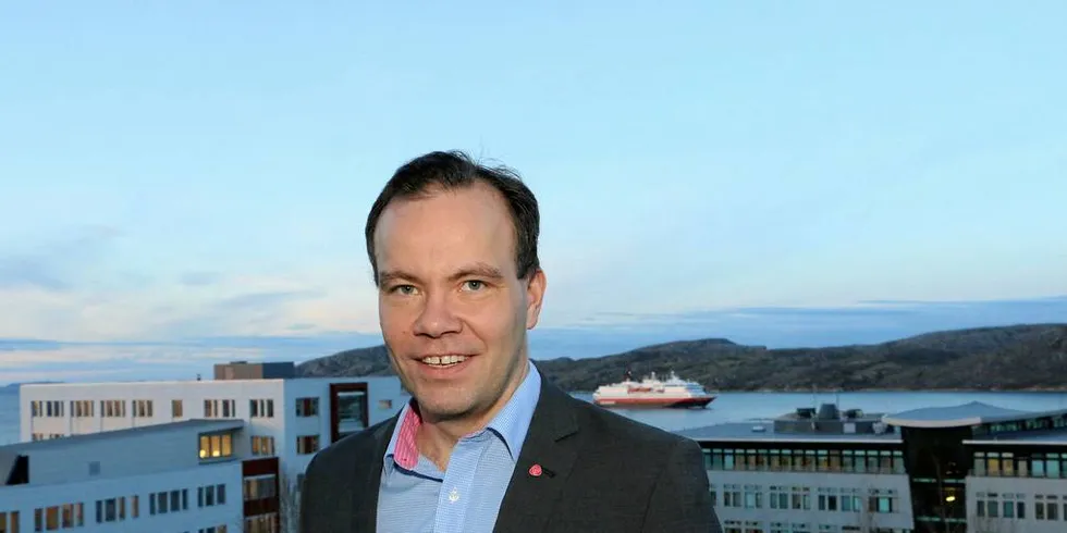 TRENGER PENGER: Fylkesrådsleder i Nordland, Tomas Norvoll (Ap), sier de nå er opptatt av å sikre at det følger tilstrekkelig med midler med ansvaret de i 2020 får for fiskerihavnene i fylket. Foto: Geir Johnsen