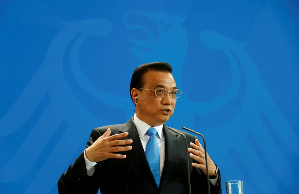 Kinas statsminister Li Keqiang lover å holde løftene som ble gitt i Parisavtalen. Foto: FABRIZIO BENSCH