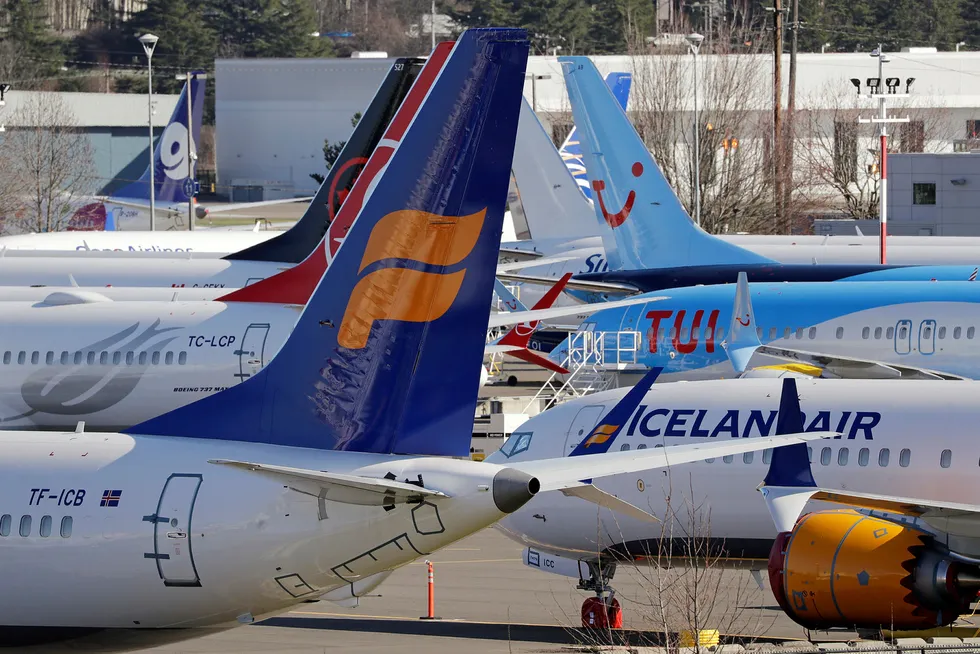 Hundrevis av Boeing 737 Max-fly har stått parkert på bakken siden det ble innført flyforbud for flyet etter at et etiopisk fly styrtet i mars i fjor. Her fra en parkeringsplass ved Boeing-fabrikken i Seattle.