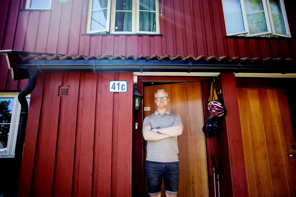 Jon Reidar Selsaas er hjemme, men bare for én dag. På arbeidsmarkedet har han gjort comeback. Her fotografert utenfor leiligheten på Oppsal i Oslo.