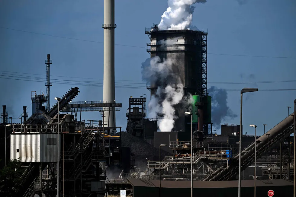 Hydrogenbehovet i europeisk stålindustri vil kreve nær en tredjedel av dagens fornybare kraftproduksjon i EU, ifølge skribentene. Illustrasjonsfoto: Huettenwerke Krupp Mannesmann i Duisburg i Tyskland.