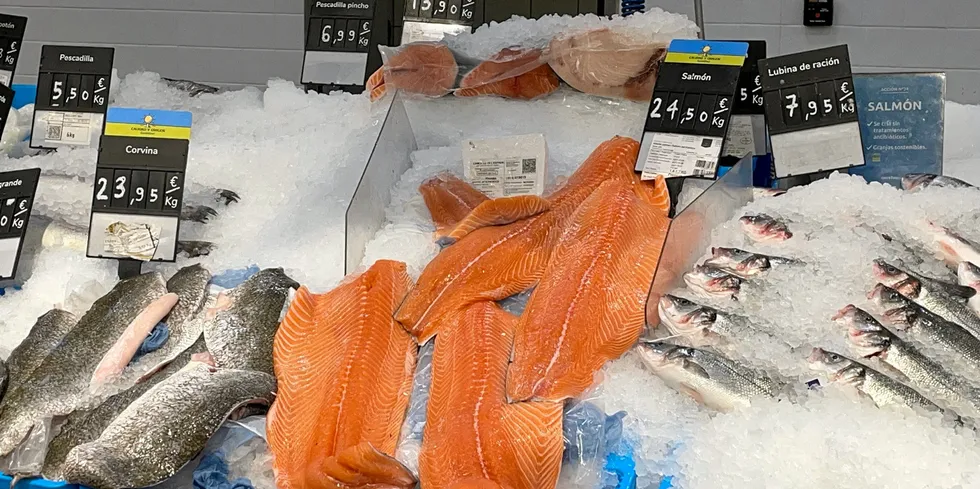 Det er fortsatt høye priser, ifølge kildene Intrafish har pratet med fredag. Flere eksportører forteller at de er avventende. Bildet viser laks i en spansk fiskedisk.