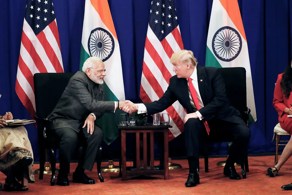 India vil spille en nøkkelrolle i den nye amerikanske Asia-politikken. Her er USAs president Donald Trump med Indias statsminister Narendra Modi under et toppmøte i Manila denne uken. Foto: Jonathan Ernst/Reuters/NTB Scanpix