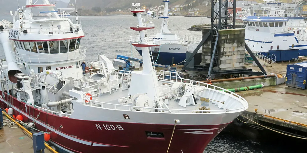 FØRSTE NVG-FANGST: Nye «Støttfjord» fikk sin første fangst med NVG-sild på fredag. Her ser vi båten ved kai ved Stadyard like før overlevering til reder Kjell Bjørnar Bakken fra Meløy.