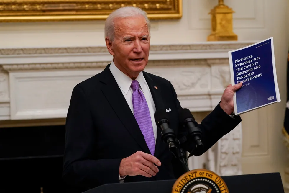 President Joe Biden presenterte torsdag sin 200 sider lange strategi for å bekjempe koronapandemien og undertegnet samtidig en rekke presidentordrer knyttet til strategien.