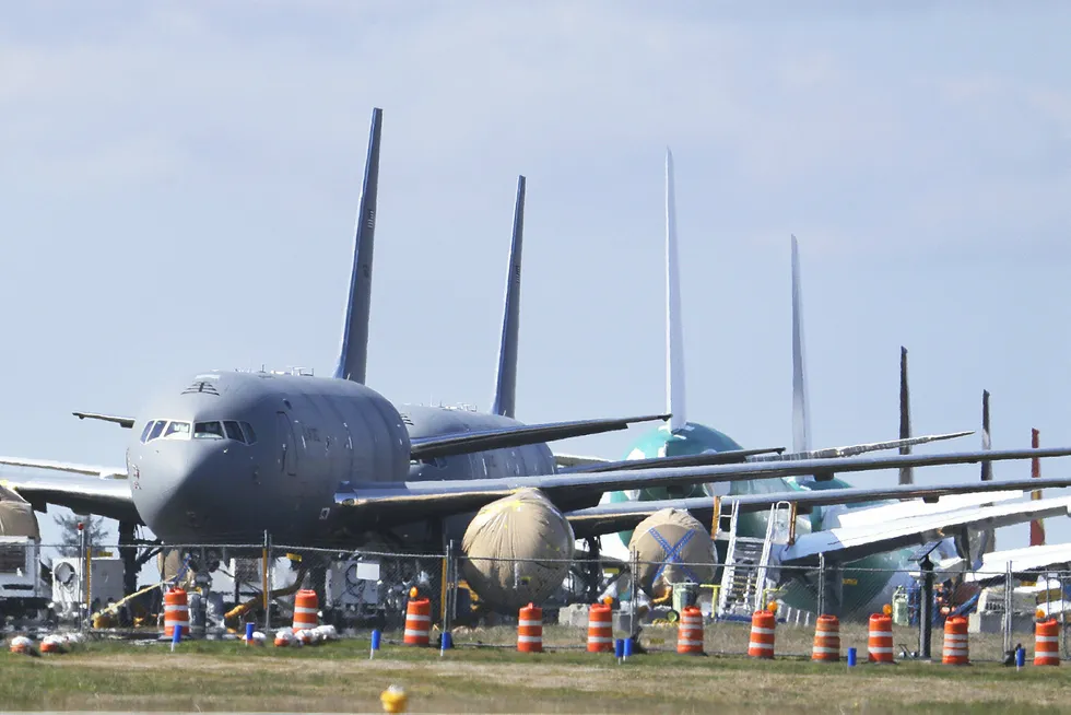 Militære KC-46-tankfly bygget av Boeing oppstilt på flyplassen Paine Field i Everett i delstaten Washington. Boeings sivile virksomhet er hardt rammet av pandemien, og selskapet solgte ikke et eneste passasjerfly i april.