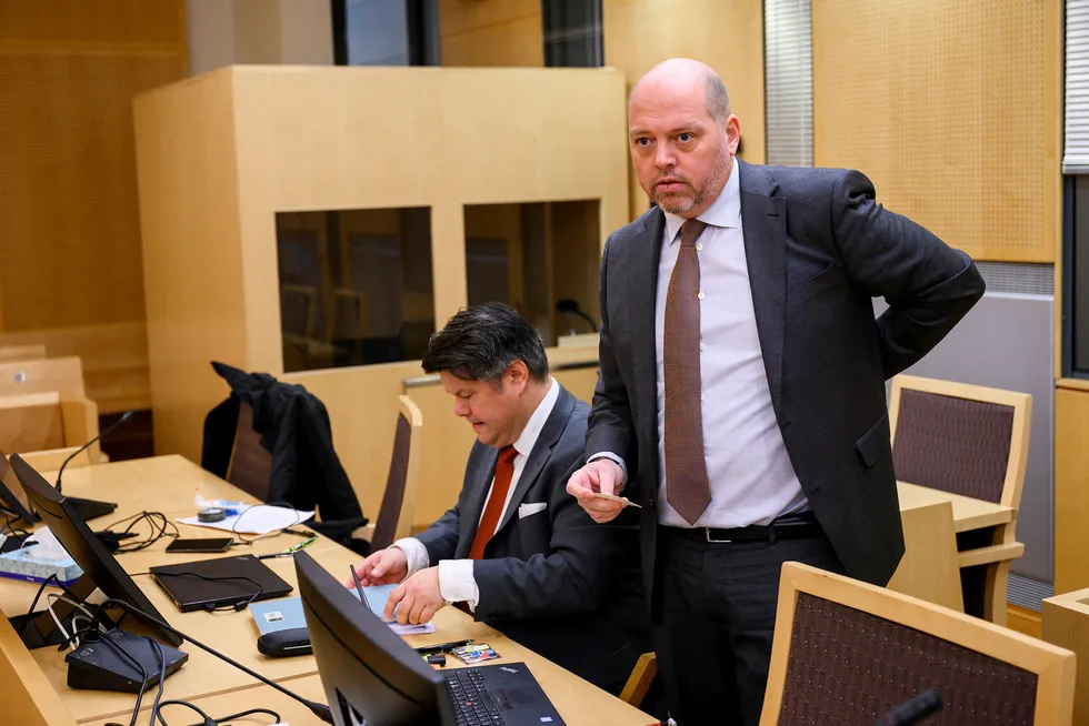 Advokatene Marcus Indrevær (til høyre) og Morten Grønvigh, som representerer saksøkerne, har fått medhold i at saken mot Jool Capital Partner ab skal gå i Oslo.