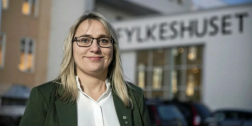 Fylkesråd for næring og miljø i Troms og Finnmark fylkeskommune, Karin Eriksen (Sp), er rasende på de foreslåtte endringene av fordelingsnøkkelen fra havbruksfondet.