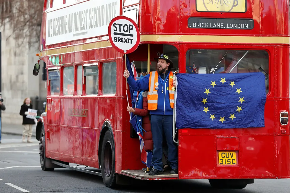Brexitmotstandere hadde mandag leid en knallrød London-buss som de brukte for å demonstrere utenfor parlamentet.