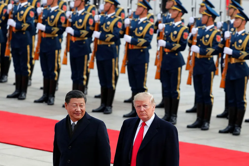 Kinas president Xi Jinping og USAs president Donald Trump skal møtes til middag under G20-møtet i Argentina denne uken. Trump har truet med nye straffetoller mot Kina i forkant av toppmøtet. Her er de da Trump besøkte Kina i november 2017.