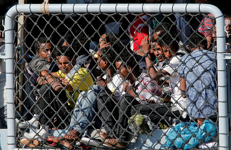 Italia vil tape stort på migrantstans, ifølge tall som ble lagt frem tirsdag. På bildet venter flyktninger på å komme i land i Catania, den nest største byen på Sicilia. Foto: Antonio Parrinello/Reuters/NTB scanpix