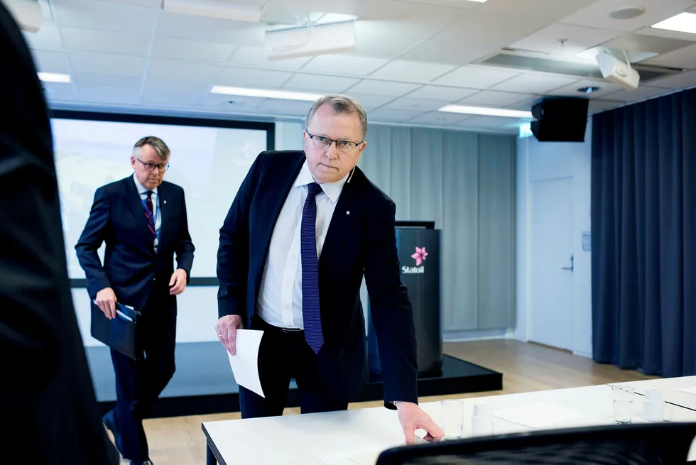 Fra venstre, kommunikasjonssjef Reidar Gjærum og konsernsjef Eldar Sætre i Statoil. Selskapet deler ut kontrakter verd åtte milliarder kroner. Foto: Skjalg Bøhmer Vold