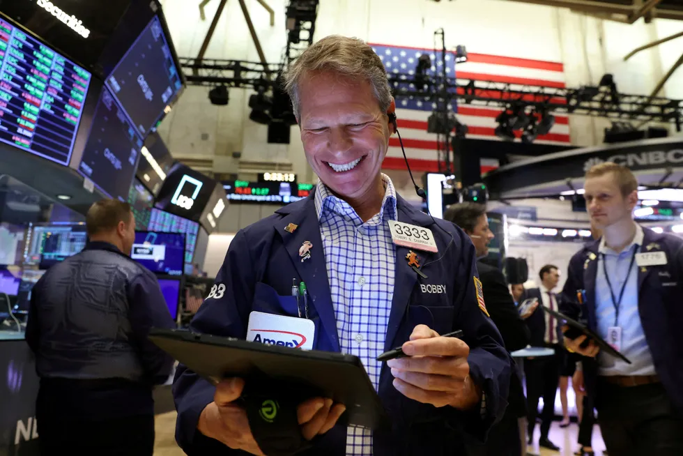 Meglerne på gulvet på New York Stock Exchange (NYSE) fikk litt å smile for helt på tampen tirsdag.