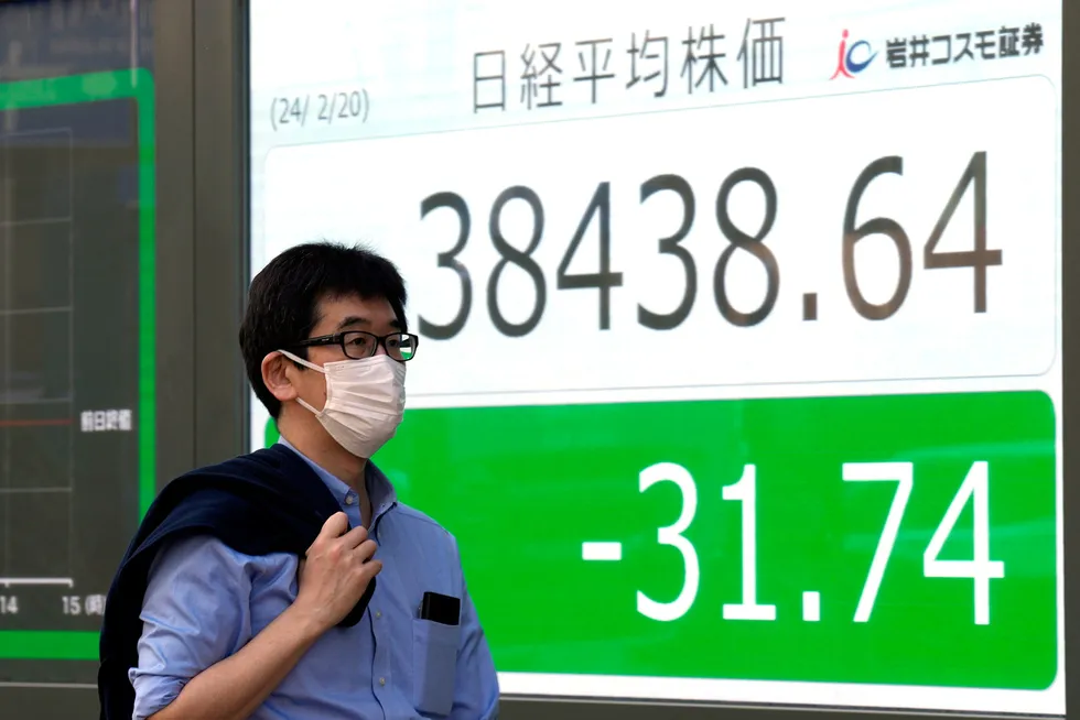 Det skal kun en oppgang til på 1,2 prosent før Nikkei-indeksen ved Tokyo-børsem slår rekorden fra 1989. De 500 største børsnoterte selskapene fikk et nettoresultat på nesten 1000 milliarder kroner i siste kvartal. Dette er en ny rekord.