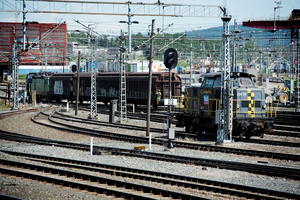 NHO advarer mot at det kan bli slutt på godsfrakt på bane. Bildet viser godstog på Alnabru godsterminal. Foto: Per Ståle Bugjerde