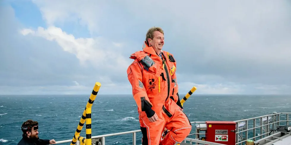 Olje- og energiminister Terje Søviknes (Frp) på Songa Enabler på Snøhvit-feltet. Foto: Marius Fiskum