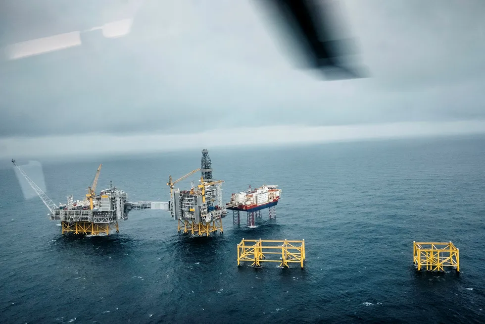 Johan Sverdrup feltet i Nordsjøen er at av oljefeltene som er lønnsomme med svært lave oljepriser. Nå rammes inntektene til oljeselskapene, og nye utbygginger skyves på.
