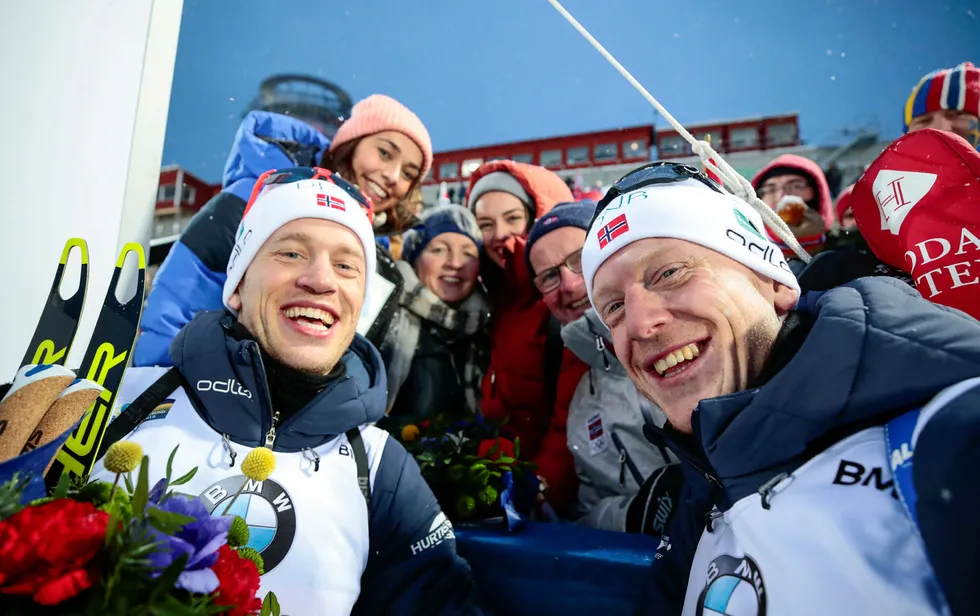 Johannes Thingnes Bø (t.v.), far Klemet Bø, mor Aslaug Thingnes Bø, Gita Simonsen, Hedda Kløvstad Dæhli og Tarjei Bø etter stafettgullet for menn i VM Skiskyting 2019 i Östersund, Sverige