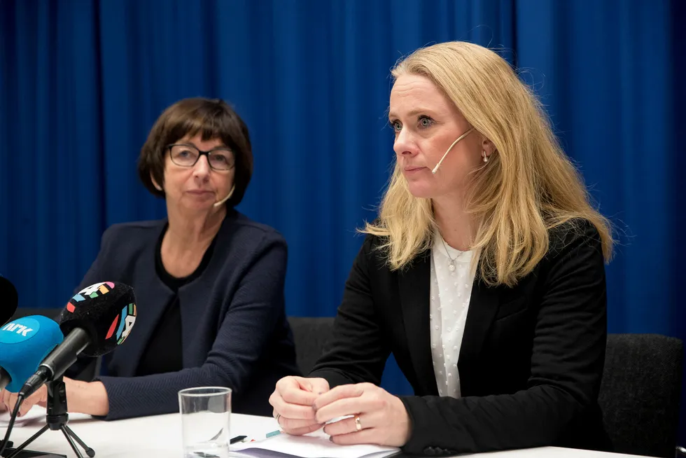 Arbeids og sosialminister Anniken Hauglie (H) og Nav-direktør Sigrun Vågeng tv. holder pressekonferanse om retten til å ta med seg trygd til andre EØS-land har vært praktisert feil.
