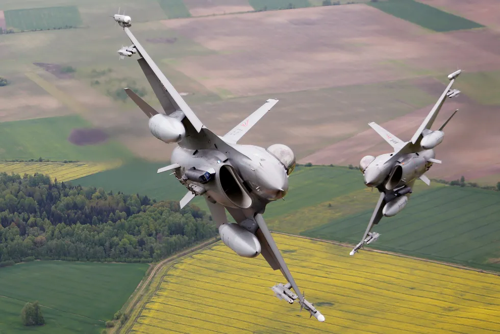 Norske F-16 flyr over flyplassen i i Siauliai i Litauen i 2015. Flyene deltok i Natos Baltic Air Policing, som skulle verne om luftrommet til Litauen, Estland og Latvia.